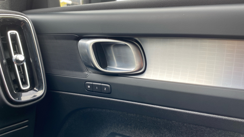 Volvo XC40 2.0 B4P Plus Black Edition 5dr Auto Petrol Estate